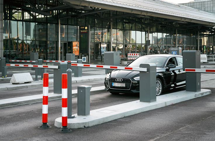 Parking lane fitted with a license plate recognition camera and a barrier